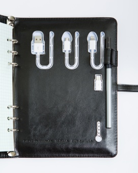 Ежедневник со встроенной USB зарядкой и флешкой 8 ГБ (чёрный)